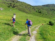 Bello il ‘Sentiero delle panchine ‘ ad anello da San Simone-Passo San Simone + Forcella Rossa-17giu25 - FOTOGALLERY